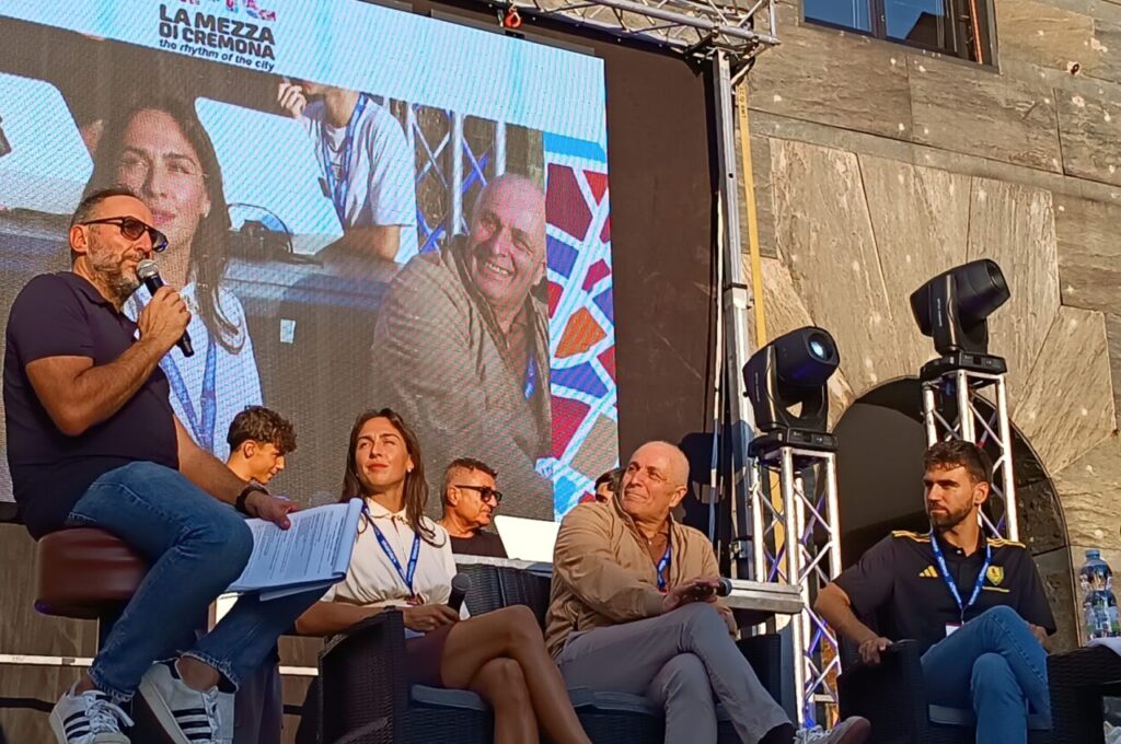 Sveva sul palco della Mezza di Cremona con Franco Bragagna